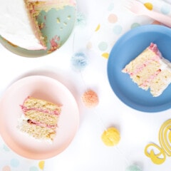 散开一个破碎蛋糕,她像蛋糕上粉红蓝小朋友板上贴着白底贴着面条的生日装饰