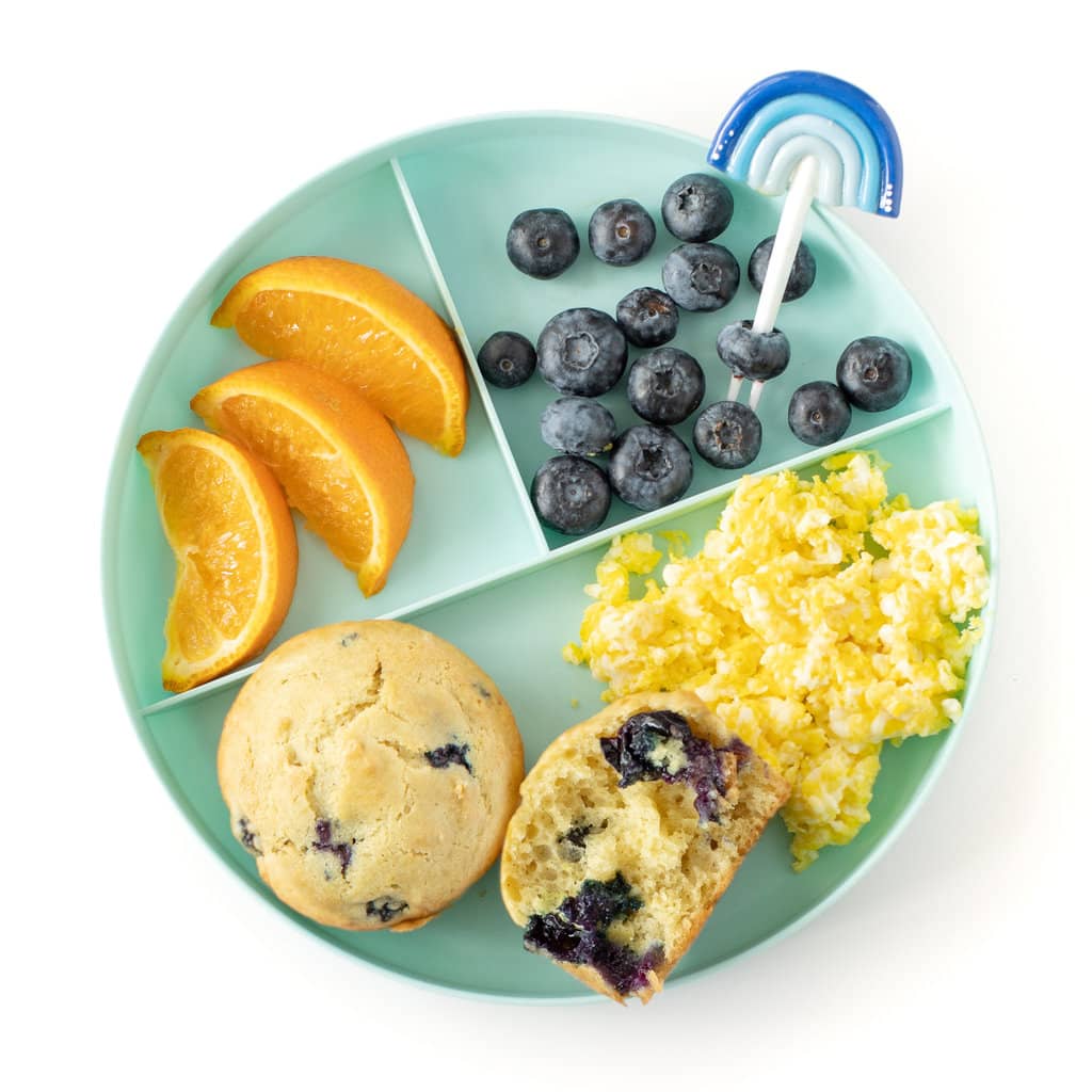 孩子们可以在白色背景上演奏，其中一个有三个部分，一个有橙子，一个带有蓝莓，一个带有蓝莓松饼和炒鸡蛋。