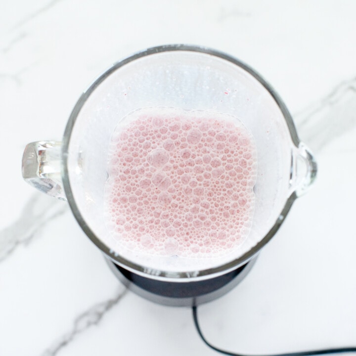 清晰搅拌机大理石柜台内装草莓牛奶