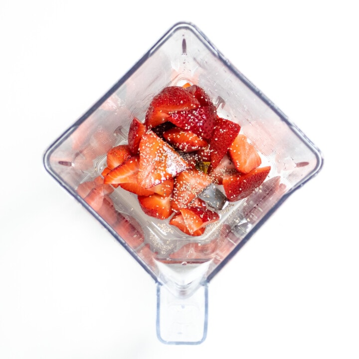 清晰搅拌机填满草莓、西瓜和芯片种子
