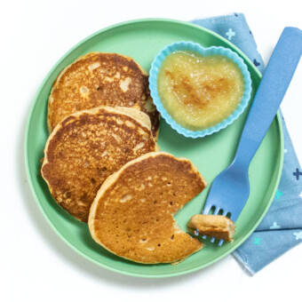 Teal小朋友盘加3苹果酱煎饼、苹果酱小心碗、蓝叉和蓝板餐巾