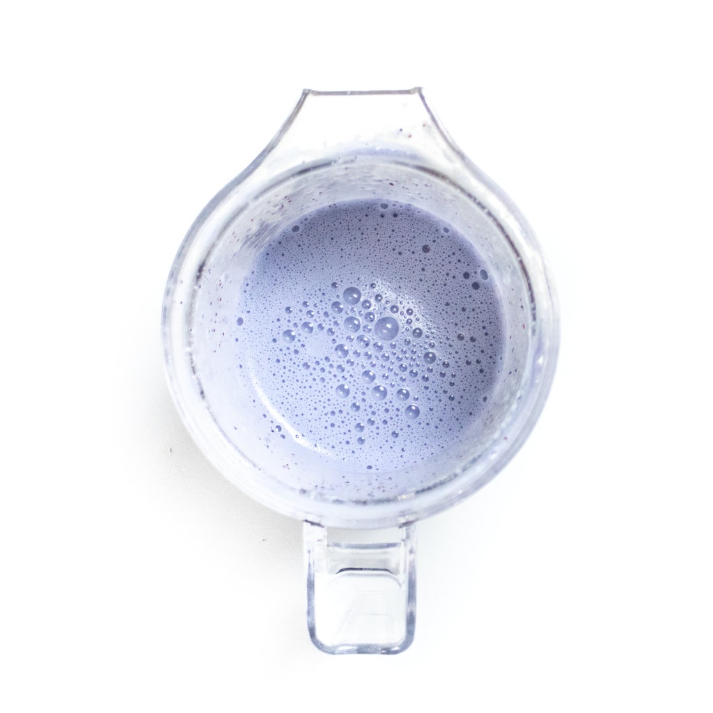 清晰混合器充斥蓝莓奶冰棒
