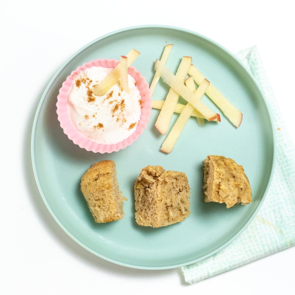 Teal蓝盘切松饼,侧面粉色碗加酸奶和切苹果显示如何向小朋友和孩子提供苹果松饼