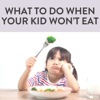 图形文章-当孩子不吃时该做什么图片显示一个穿条纹衬衣的女孩 盯着餐桌上一块西兰花
