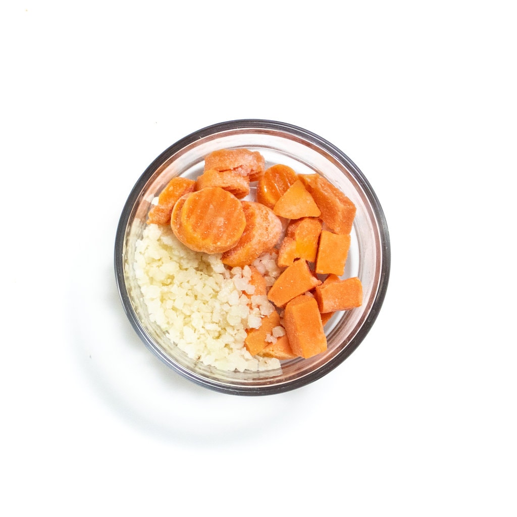 小玻璃碗 满满胡萝卜 菜花和甜马铃薯 准备在白顶台做微波