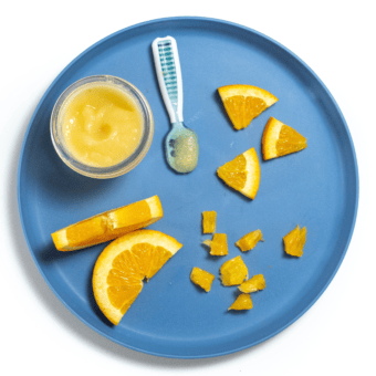 蓝小盘不同方式用白顶柜向小宝宝提供橙子