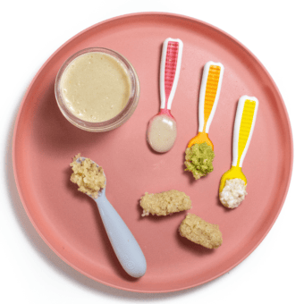 白顶端粉色小板显示向Baby提供quinoa的不同方法,包括菜类、块状或指针食品