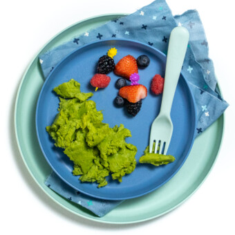 蓝孩子盘子绿色炒鸡蛋 新鲜切果 白顶板蓝叉蓝餐巾